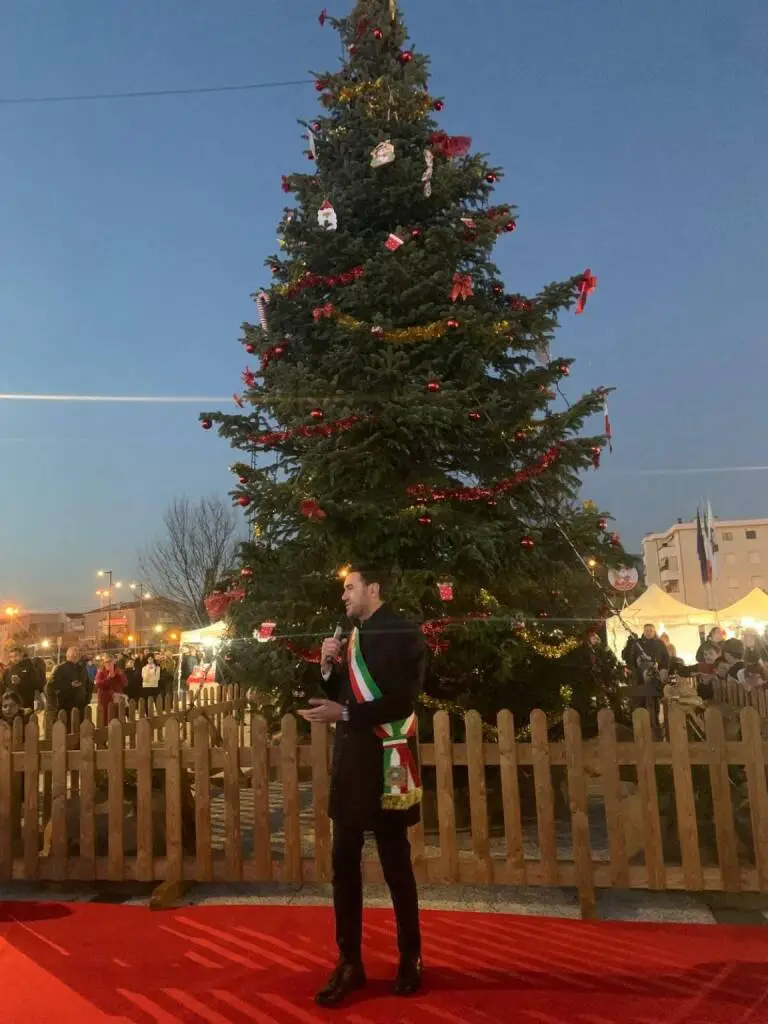 Il Natale sul ghiaccio può partire: inaugurata la pista di pattinaggio e acceso il Albero