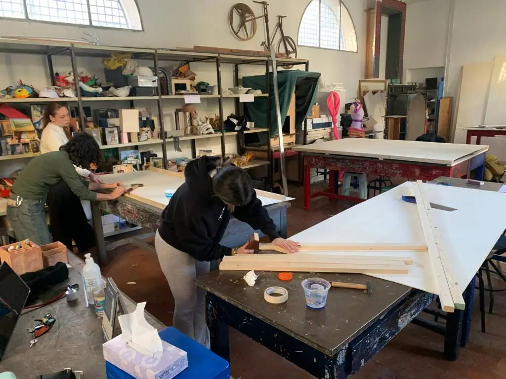 ‘Delirio Bizzarro’ a Porcari: le scenografie sono degli studenti del liceo artistico Passaglia