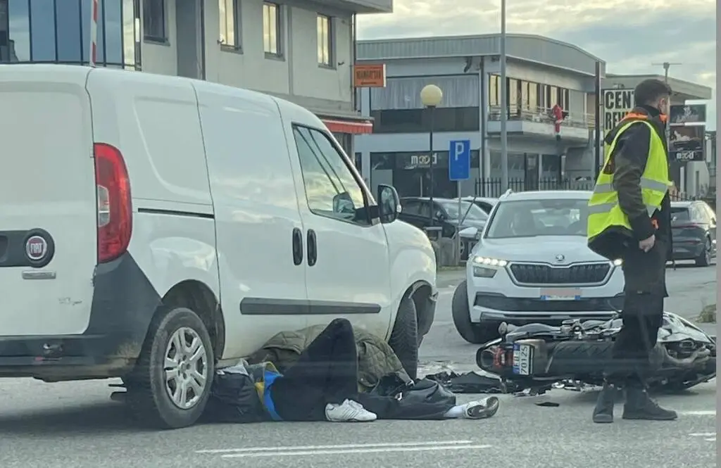 In scooter contro un furgone finisce sotto al mezzo: paura in via delle Cerbaie