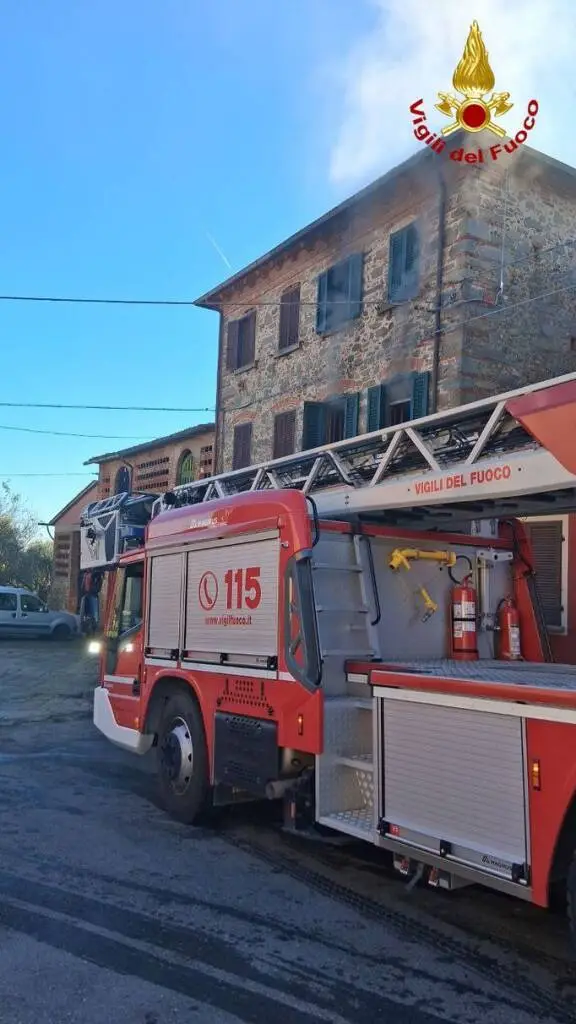 Fuoco nell’appartamento, evacuata una corte