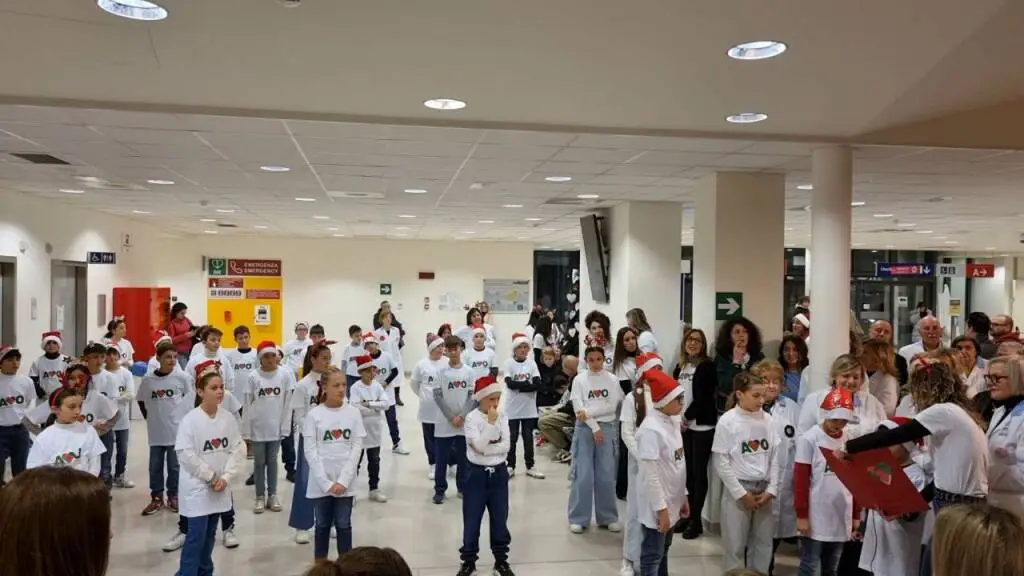 L’associazione volontari ospedalieri accende il Natale al San Luca con i bambini di Porcari