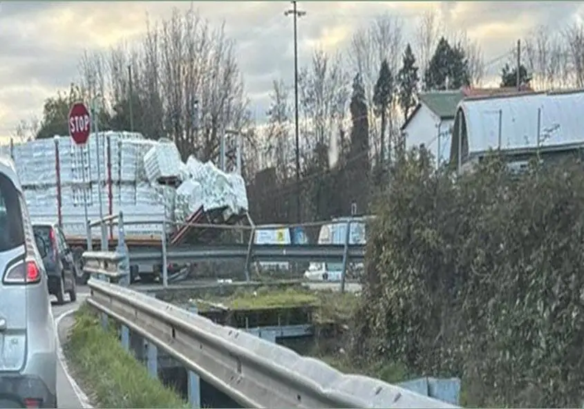 Camion colpisce il sottopasso e perde il carico a Marlia
