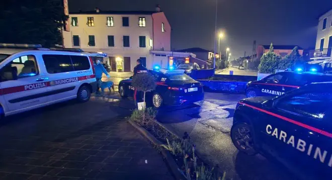 Appostamenti rapidi e lanci dalla finestra: il viavai di persone fa arrestare due spacciatori