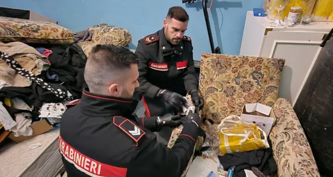 Appostamenti rapidi e lanci dalla finestra: il viavai di persone fa arrestare due spacciatori