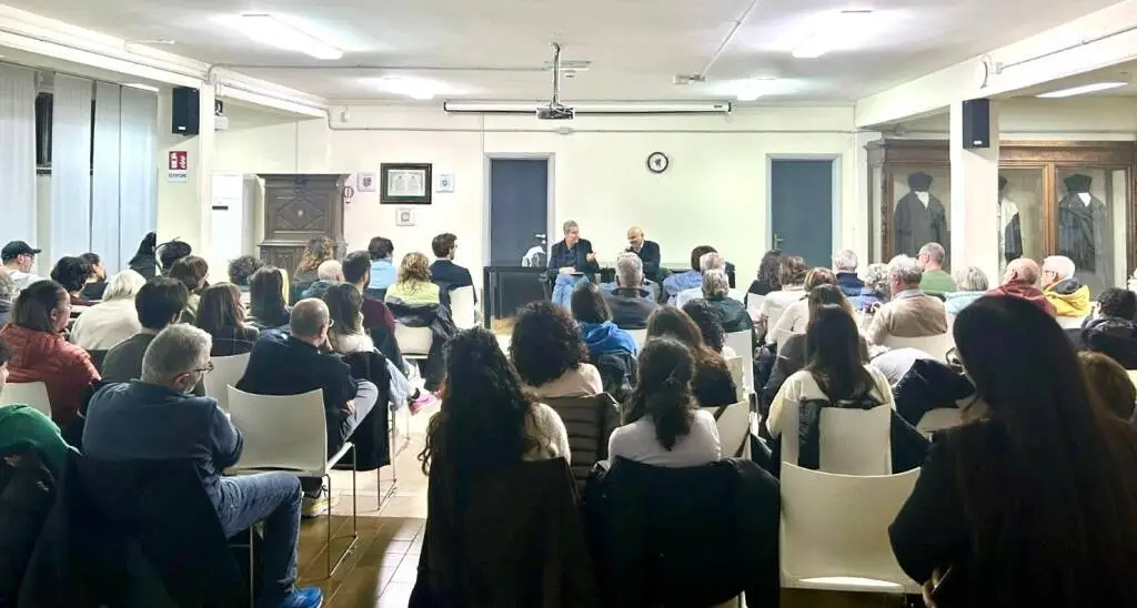 Dal trumpismo agli equilibri mondiali: oltre cento persone all’iniziativa di Capannori Corre