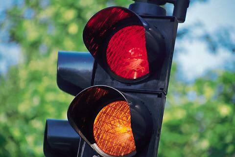 La fognatura si rompe e la strada crolla: senso unico alternato con semaforo sul Viale Europa a Marlia