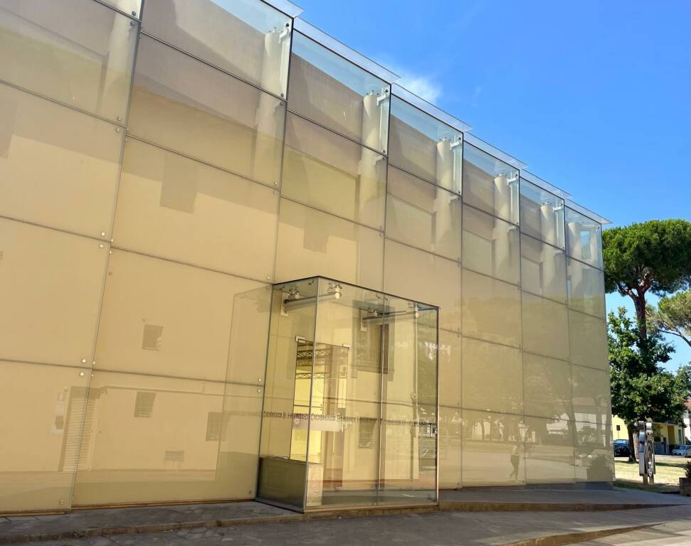 ‘Incontri al Cubo’, le curiosità che si nascondono dietro le pubblicità al Palazzo di Vetro a Porcari