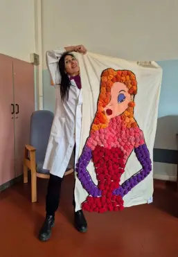 Due opere tessili delle Uncinettine di Porcari al consultorio della zona distretto della Piana