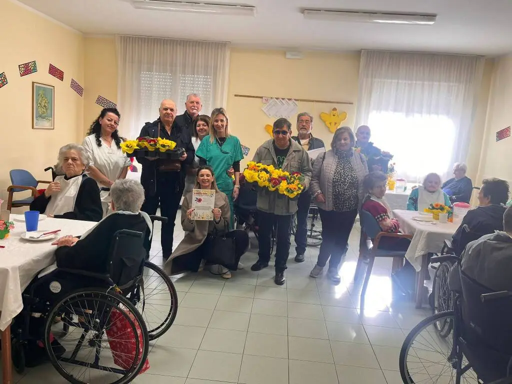 Comune e sindacati, primule alle ospiti e alle operatrici delle Rsa di Altopascio