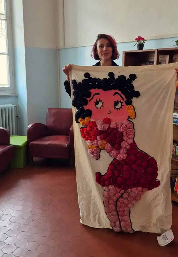 Due opere tessili delle Uncinettine di Porcari al consultorio della zona distretto della Piana