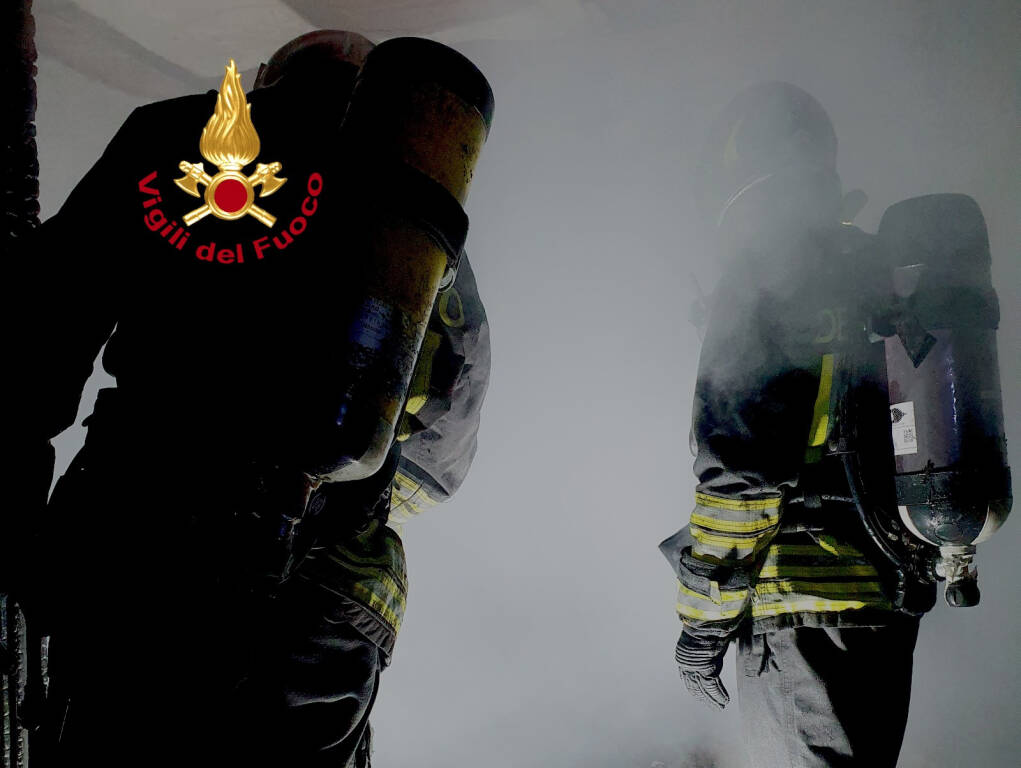 Rotoballe a fuoco, soccorso il proprietario della stalla