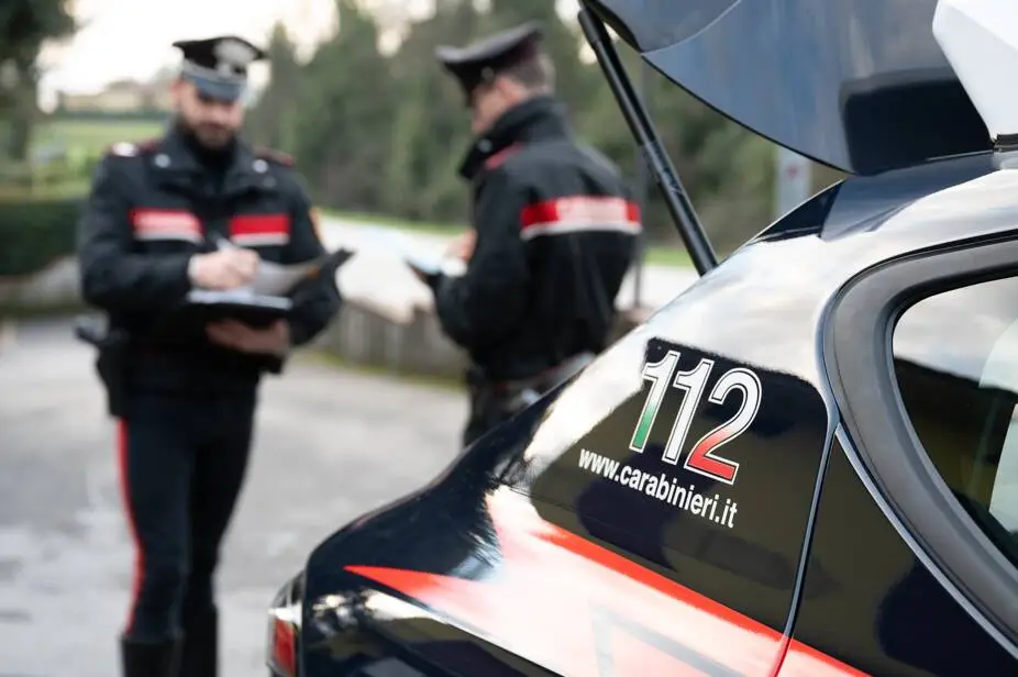 Danneggiano l’installazione elettrica per prendere il rame, poi rubano il carrello elevatore