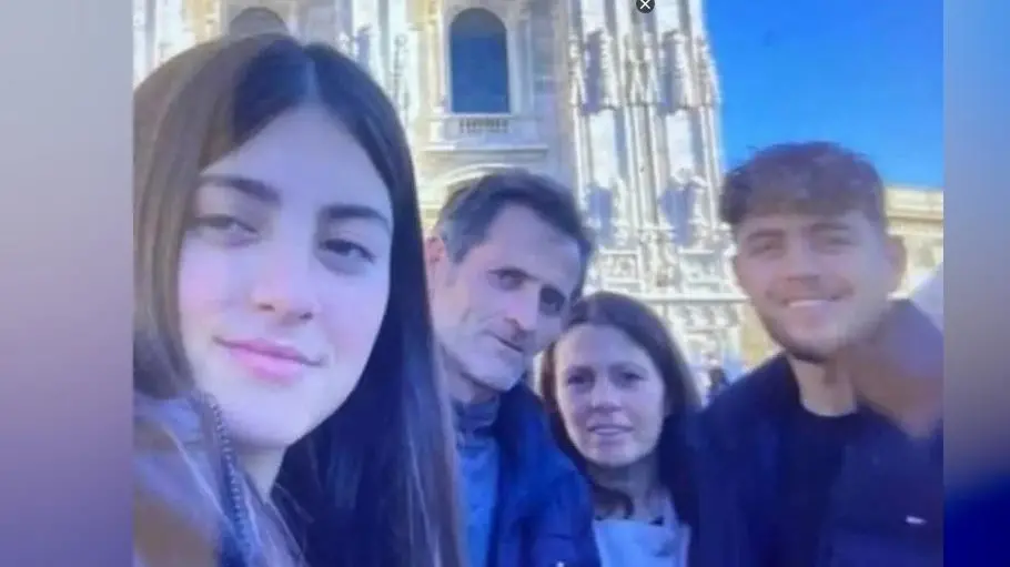 Il toccante ultimo abbraccio. In tanti defilano al'l'obitorio per salutare la famiglia Kola