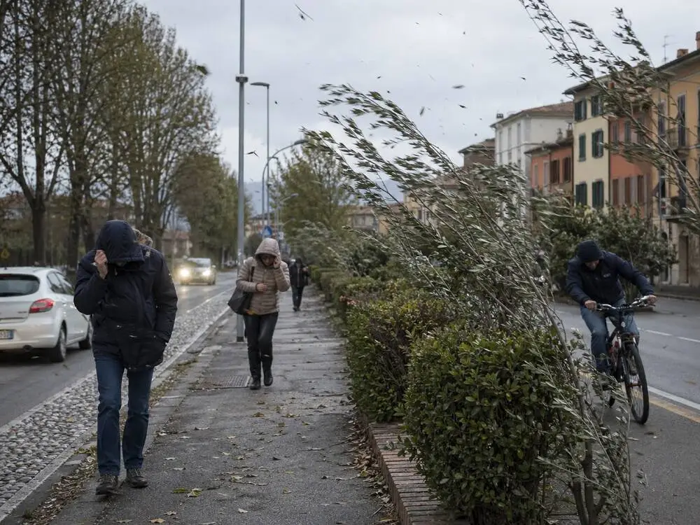 Vento di grecale, allerta gialla sulla Piana di Lucca