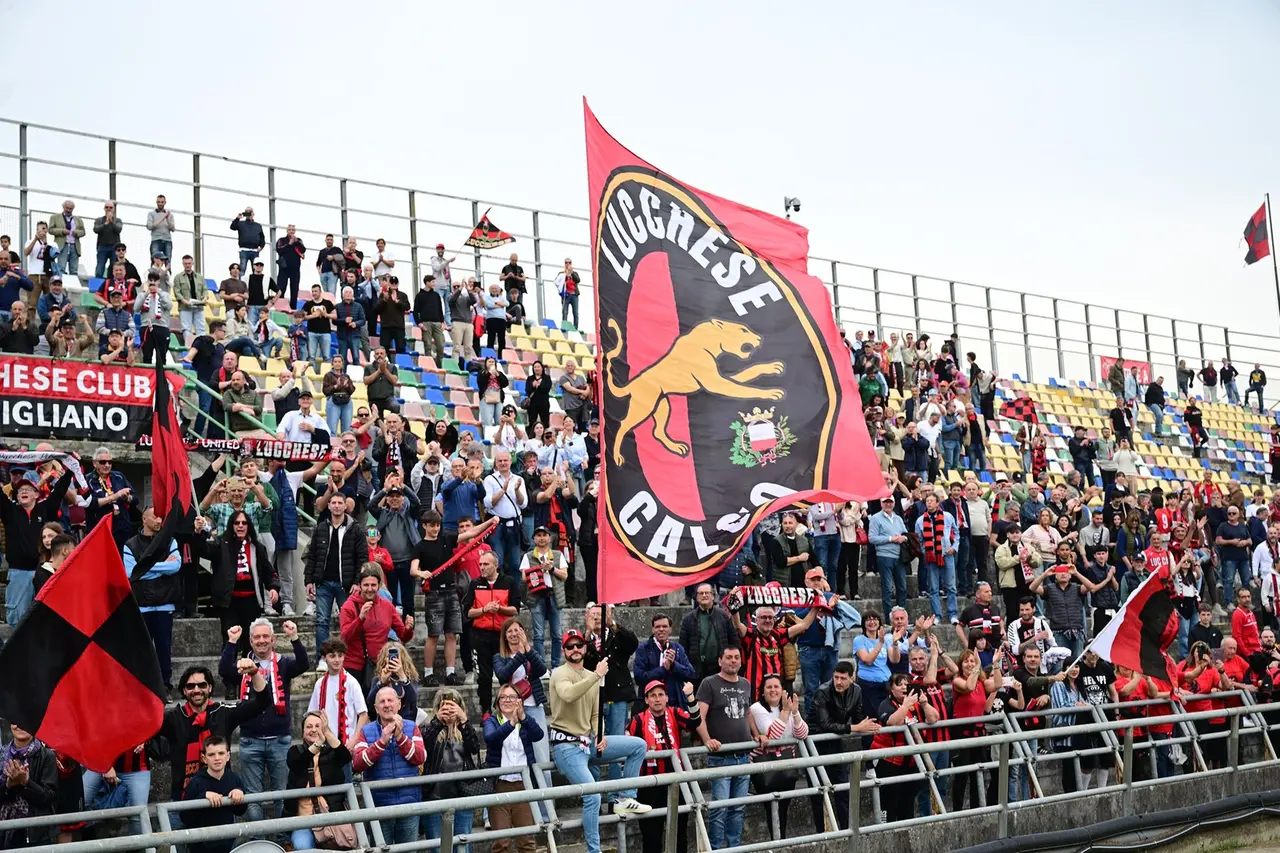 I tifosi allo stadio Porta Elisa (foto Alcide)