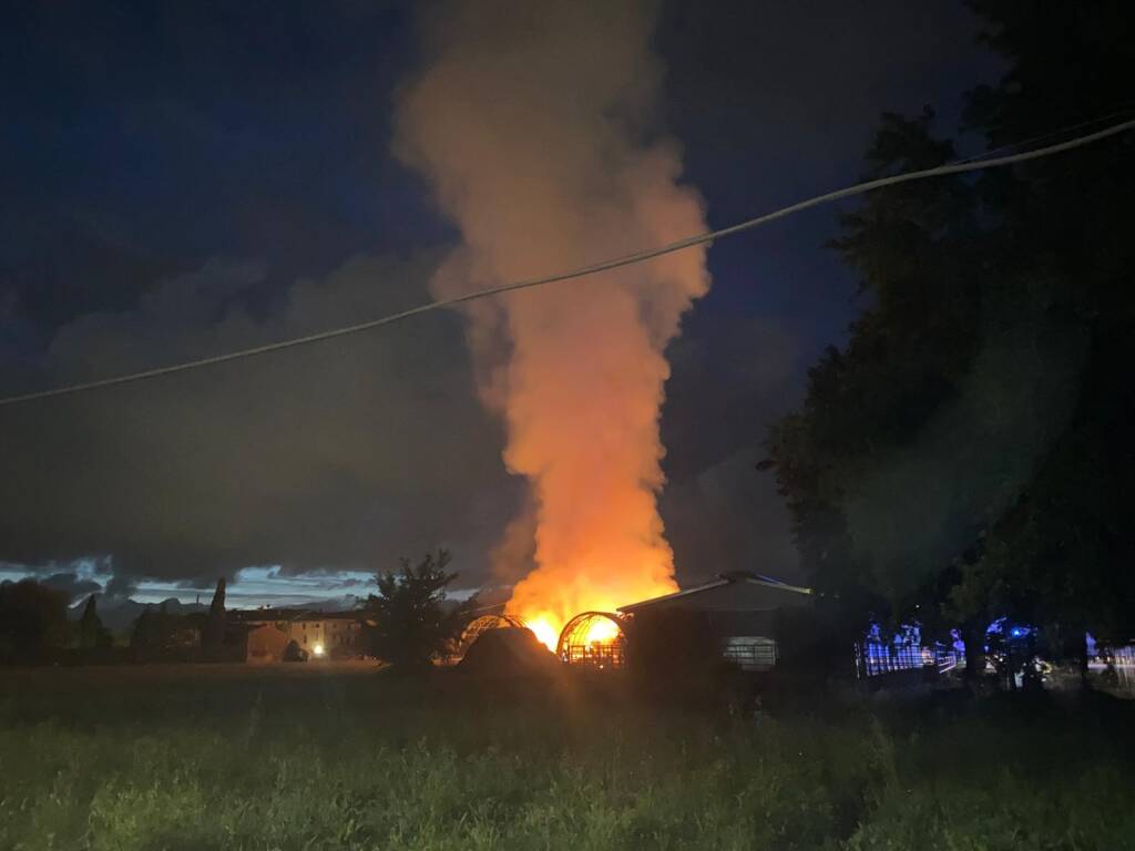 incendio, Lammari, magazzino, rotoballe