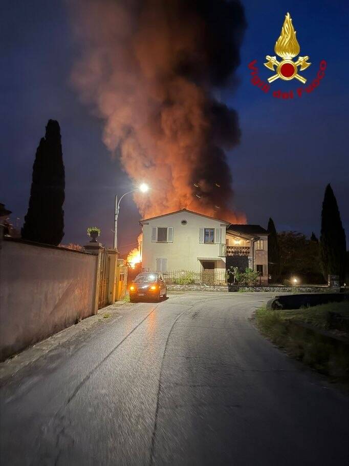 incendio, via dei Selmi, Lammari