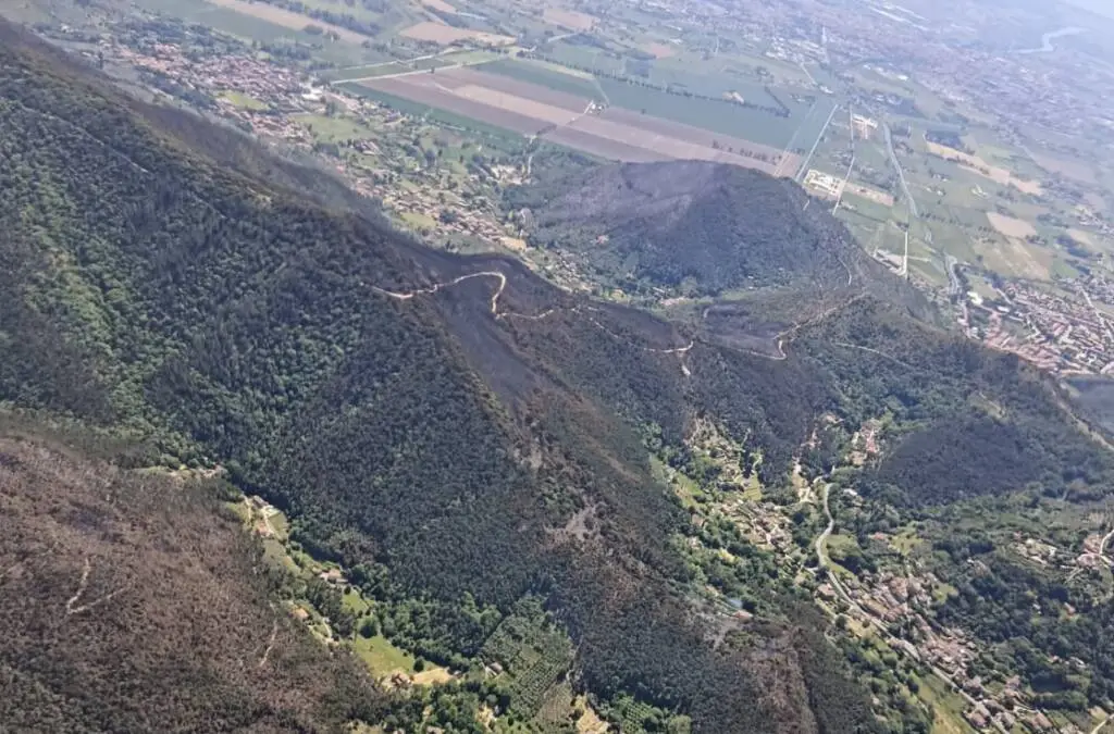 Incendi sul monte Faeta e a Massarosa, fiamme spente: volontari Aib in azione per la bonifica