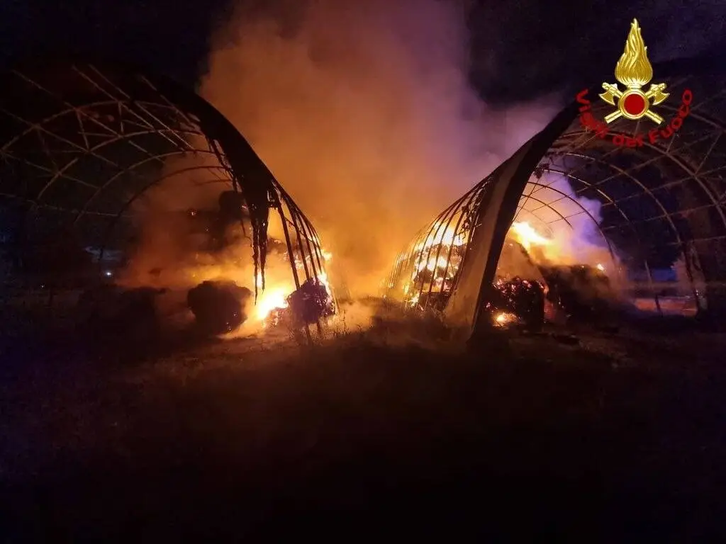 Fiamme in un magazzino di rotoballe di un’azienda agricola in via dei Selmi a Lammari