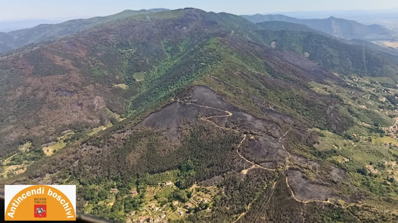 Il monte Faeta devastato dalle fiamme, foto dal sorvolo con elicottero effettuato dal direttore delle operazioni nel pomeriggio di sabato 2 maggio