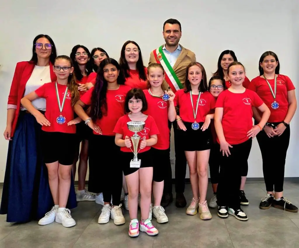 Le majorettes del Gruppo Musicale Filarmonica Puccini di Colle di Compito al Municipio