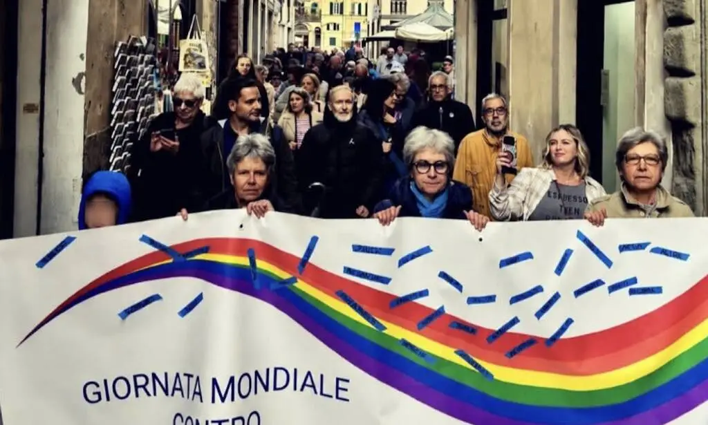 Successo per la marcia per tutte le vittime di omofobia, lesbofobia, bifobia e transfobia