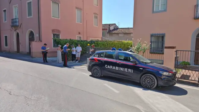 A tutta velocità su via Carlo Del Prete a Marlia abbatte una recinzione e fugge schivando un pedone