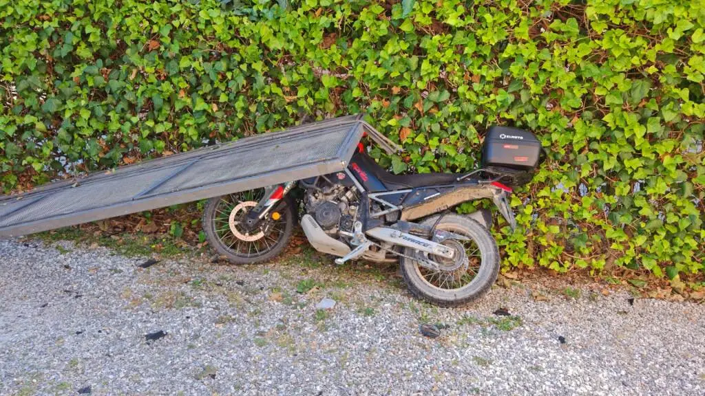 A tutta velocità su via Carlo Del Prete a Marlia abbatte una recinzione e fugge schivando un pedone