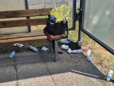 Capannori, i residenti: “La pensilina dei bus in via Martiri Lunatesi è in evidente degrado”