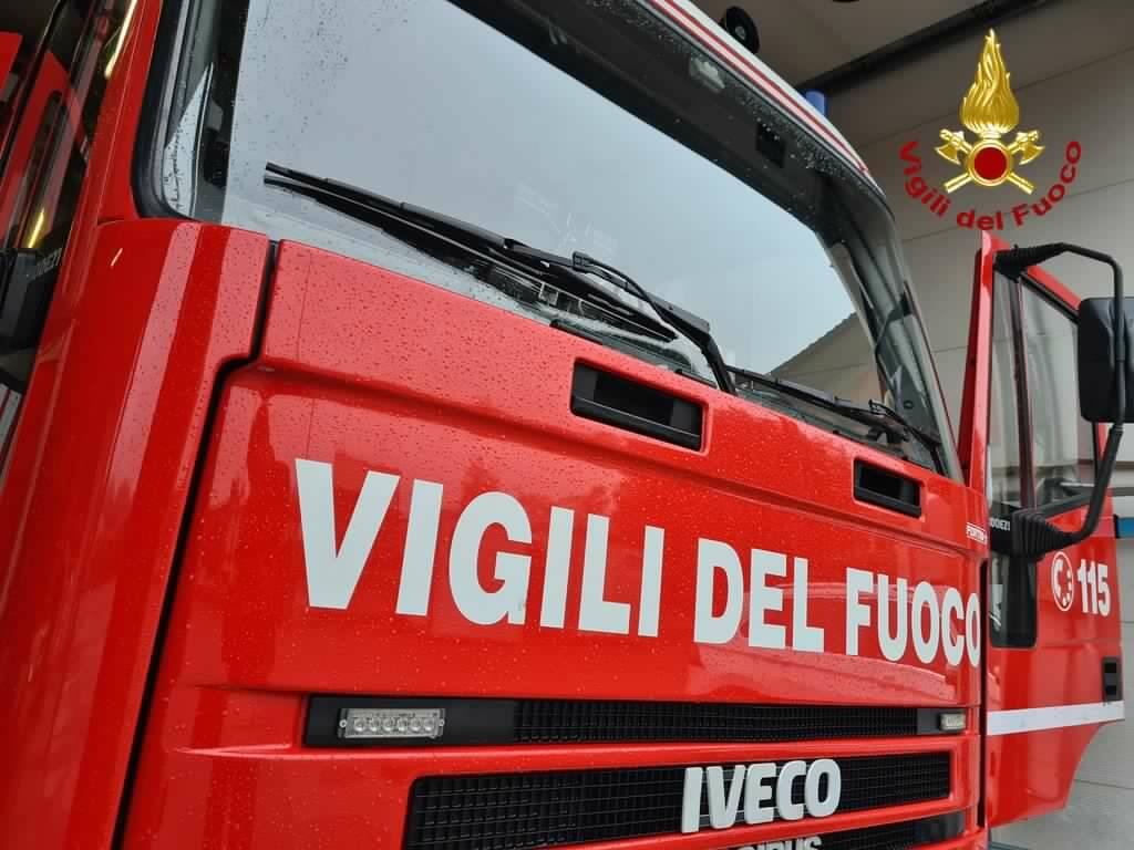 Si ribalta con il mezzo pesante in autostrada: ferito il conducente