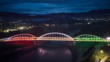 Il ponte che cambia Lucca: inaugurato l’attraversamento sul Serchio, spettacolo al taglio del nastro
