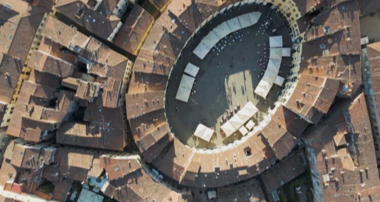 Piazza Anfiteatro, raffica di sanzioni per occupazione abusiva della sede stradale
