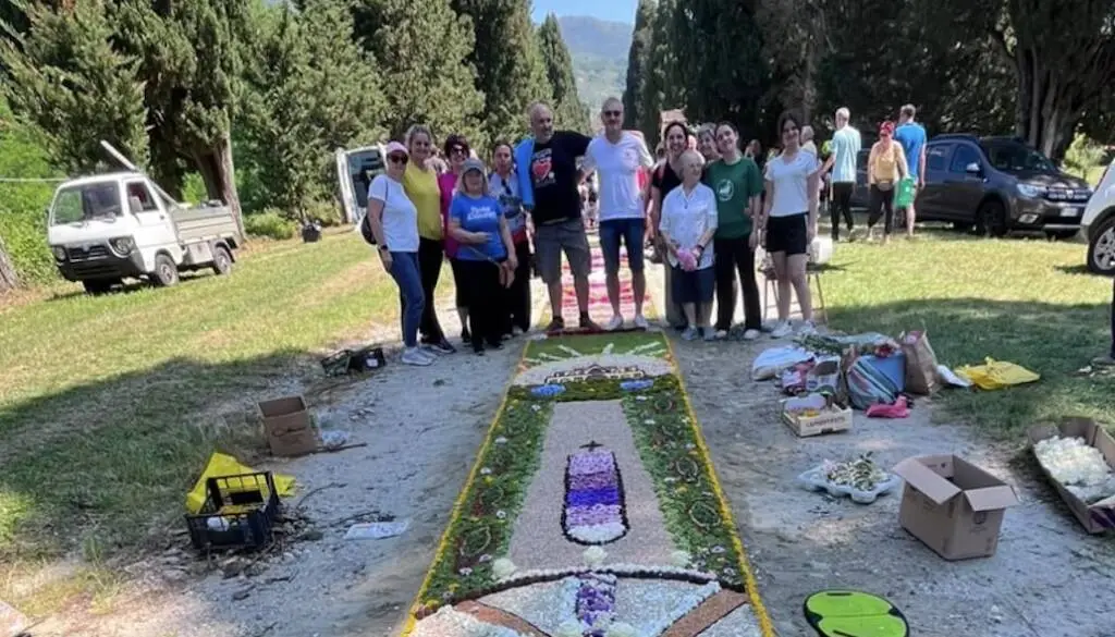 Si ritrovano 42 anni dopo la comunione per realizzare un tappeto fiorito a Camigliano
