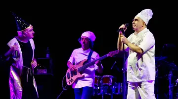 Elio e le Storie Tese, un gran concerto “cucinato” per i fan. Fuggi fuggi per colpa della pioggia