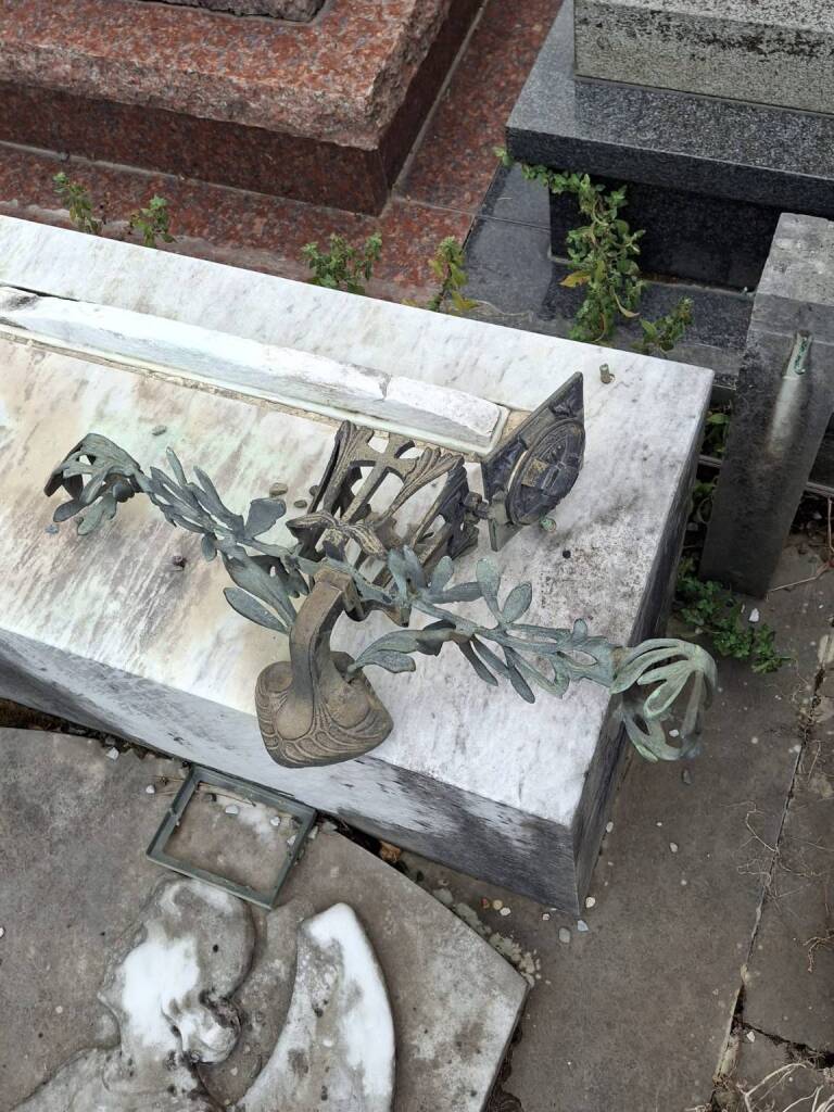 raid vandalico, cimitero, Massa Macinaia