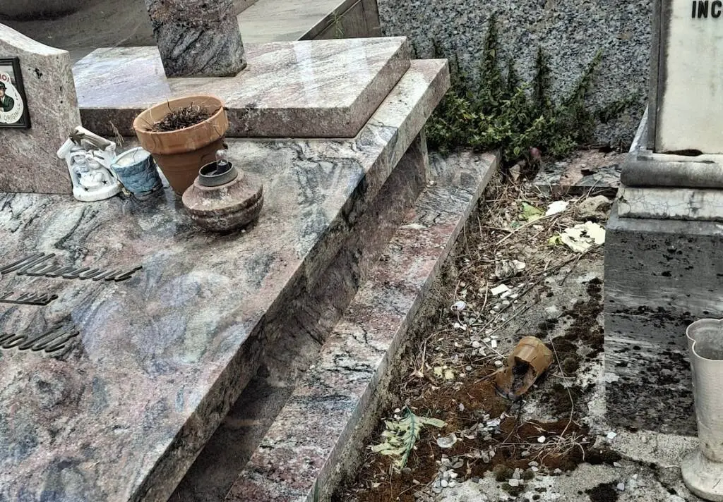 Raid vandalico al cimitero di Massa Macinaia: vasi, lumini e lampade votive distrutti