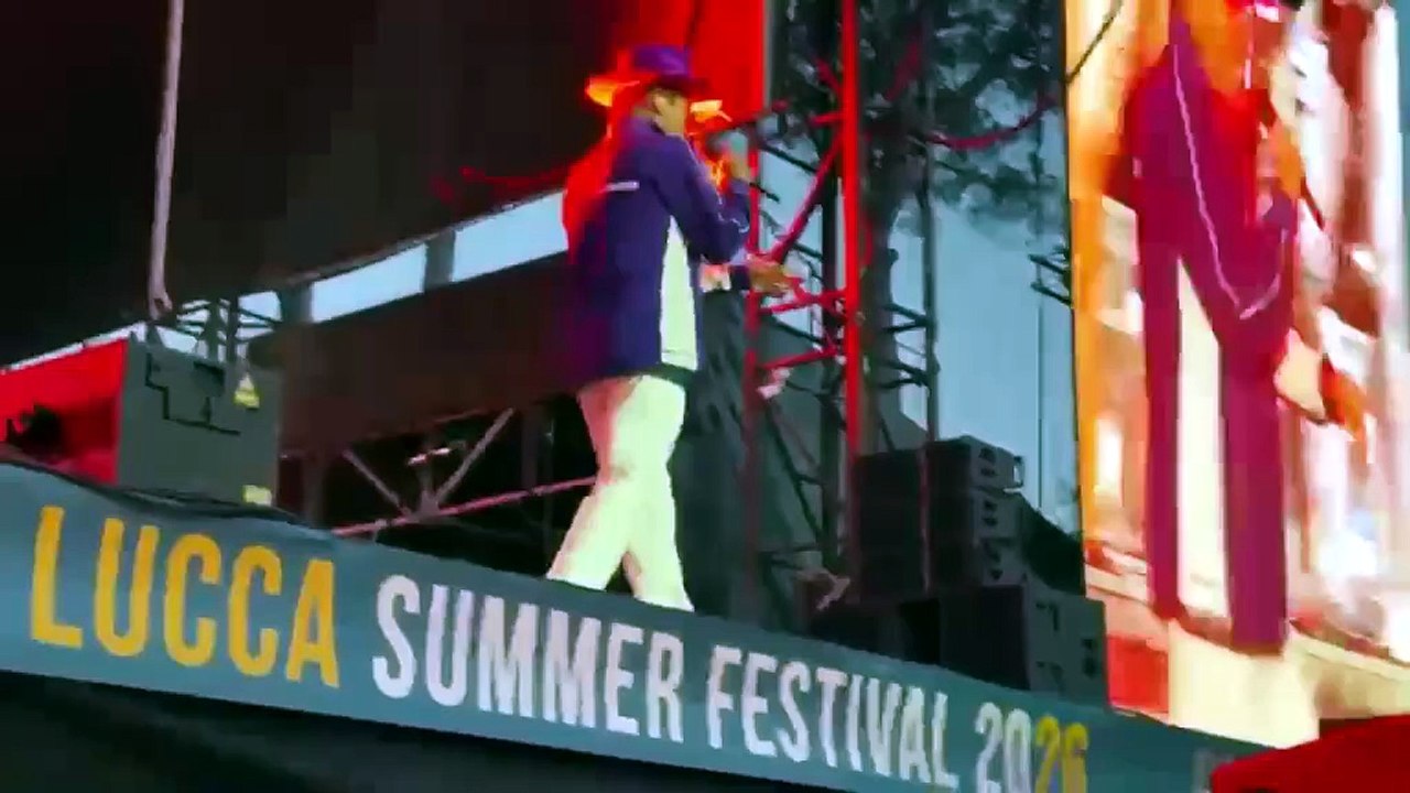 La grande notte di Jamiroquai: al concerto di Lucca ballano in ventimila, fan anche dall’estero