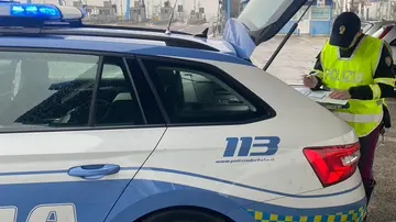 Vede due agenti della Polstrada e tenta di abbatterli con l’auto sulla A1: fermato dopo 18 km di inseguimento