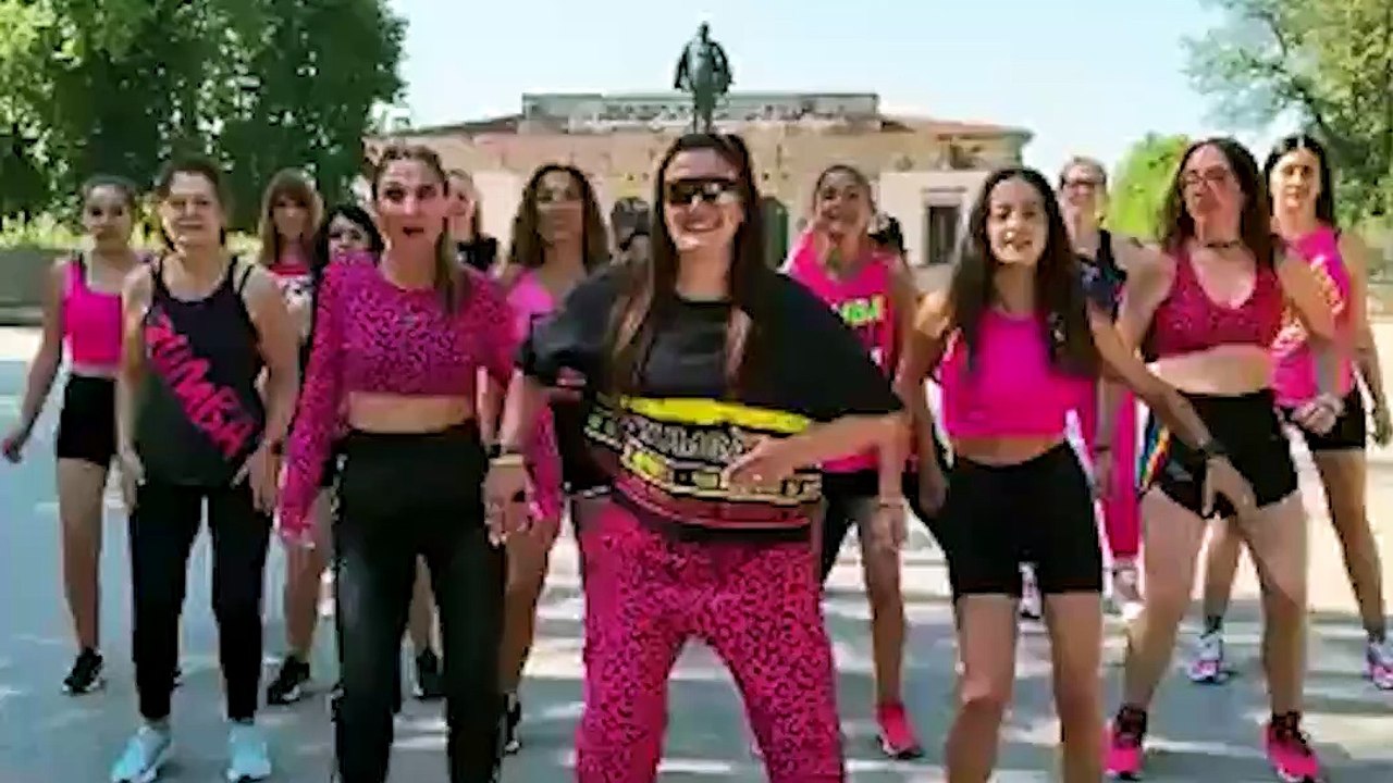 Lucca balla in attesa di Katy Perry: successo per il flash mob di beneficenza – IL VIDEO