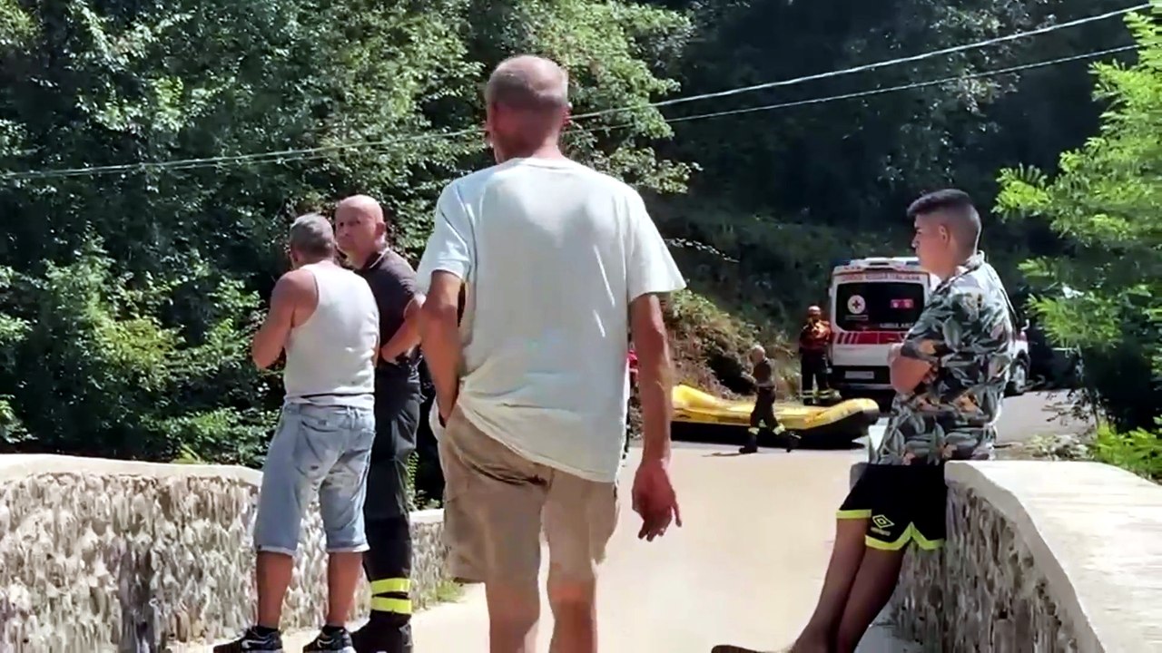 Muore affogato nel torrente: la caduta mortale e il disperato tentativo di salvataggio. Chi era la giovane vittima