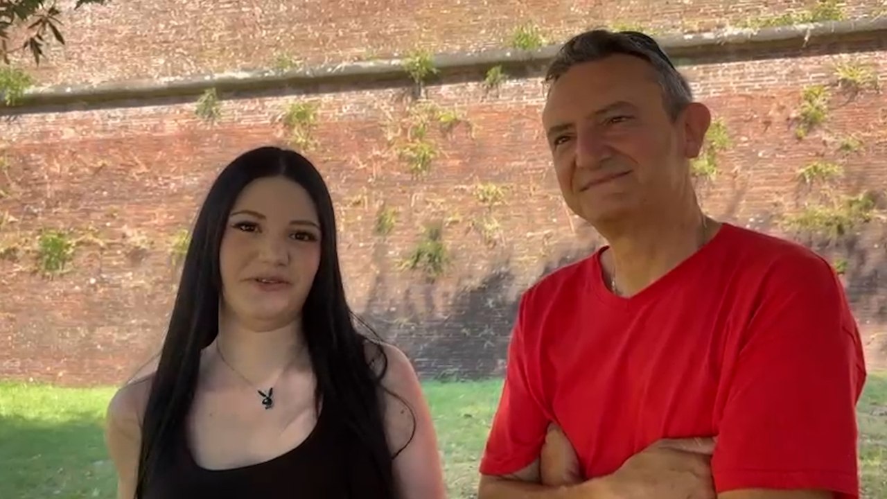 “Per noi il concerto di Jamiroquai è alla transenna”: l’attesa dei fan a Lucca tra ombrelloni e sorrisi