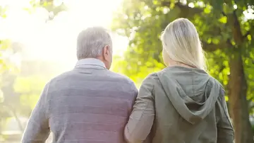 Anziano si sposa con una donna più giovane di 35 anni. Lei contraffà la firma per l'eredità, il tribunale blocca le nozze