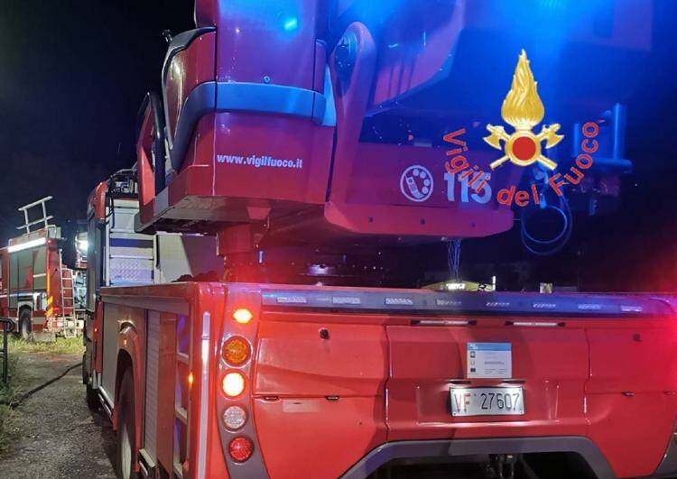 Fiamme di notte nel giardino di una casa in costruzione a Marlia