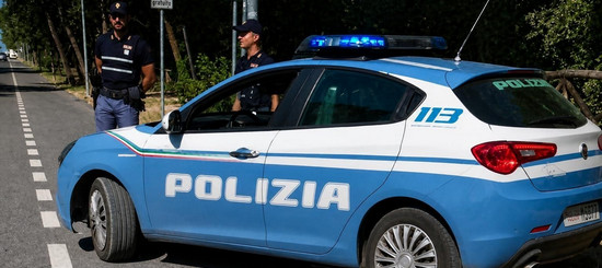 VIAREGGIO: BRANDISCE UN BASTONE IN FERRO E AGGREDISCE GLI AGENTI. PREGIUDICATO TRASFERITO AL C.P.R. DI POTENZA; UN SUO CONNAZIONALE E’ STATO INVECE ARRESTATO PER SPACCIO DI DROGA.