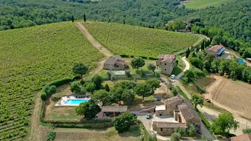 “Ci hanno rubato il profilo Booking e ora ci chiedono 140mila euro”: l'incubo dei proprietari del Castello di Selvole