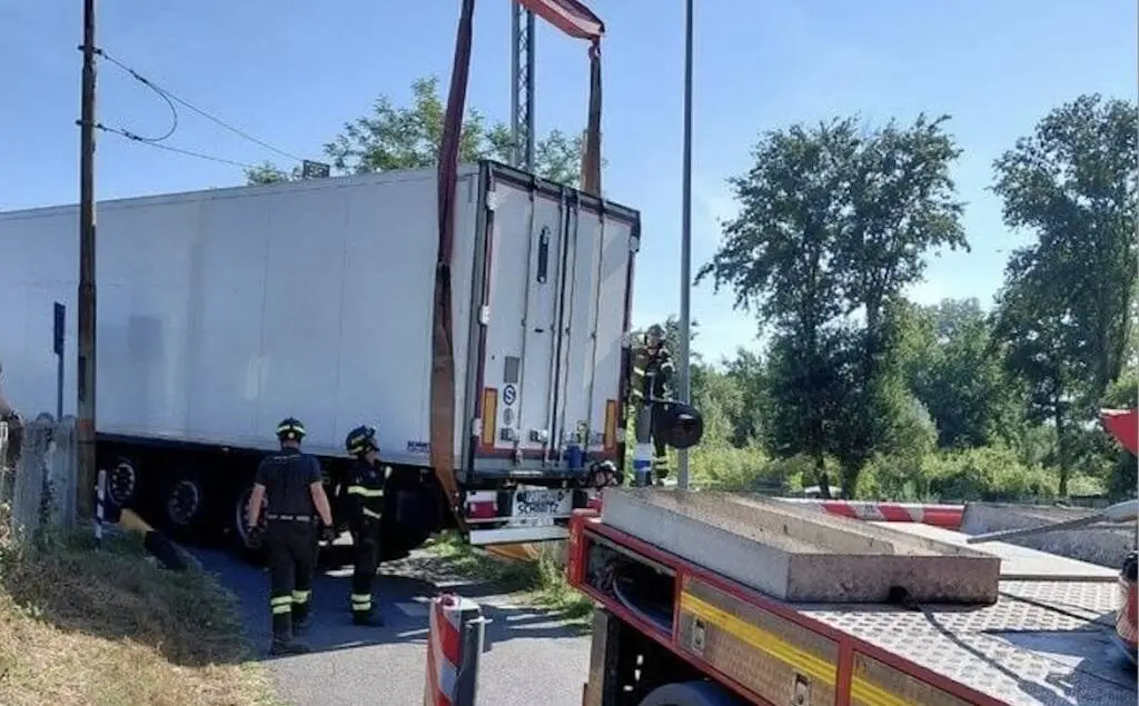 Il tir che bloccava la linea ferroviaria Lucca – Firenze è stato rimosso dai vigili del fuoco