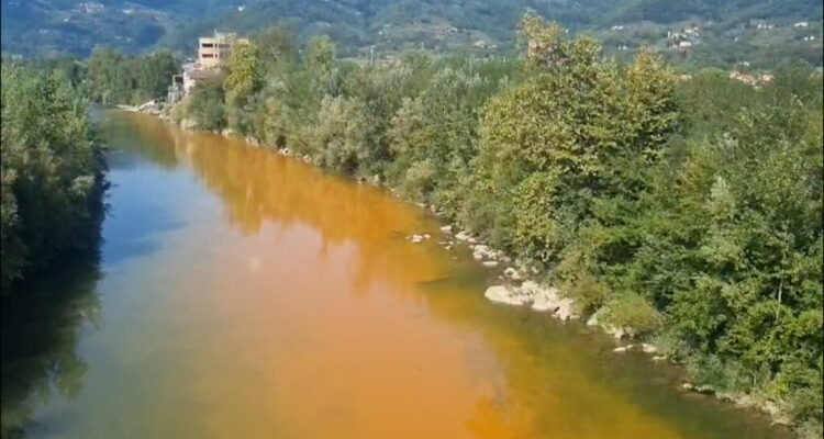 Fiume Serchio a Ponte a Moriano con una vasta macchia d’acqua color rosso ruggine