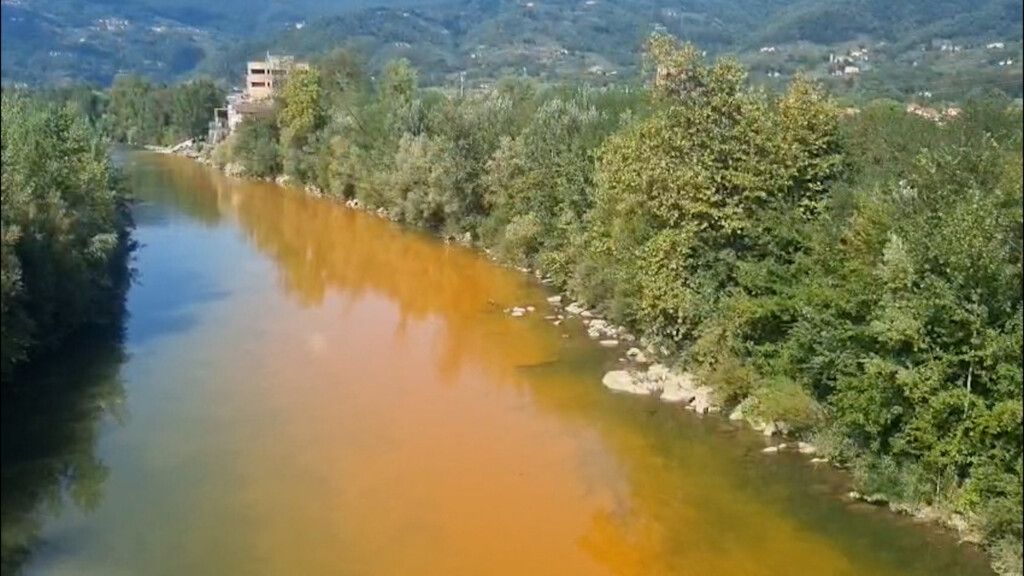 Fiume Serchio a Ponte a Moriano con una vasta macchia d’acqua color rosso ruggine