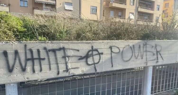 Scritta «White Power» con croce celtica sul parcheggio Dalla Chiesa a San Giovanni Valdarno, nel Valdarno aretino.