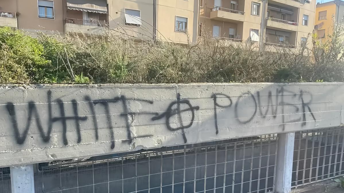 Scritta «White Power» con croce celtica sul parcheggio Dalla Chiesa a San Giovanni Valdarno, nel Valdarno aretino.